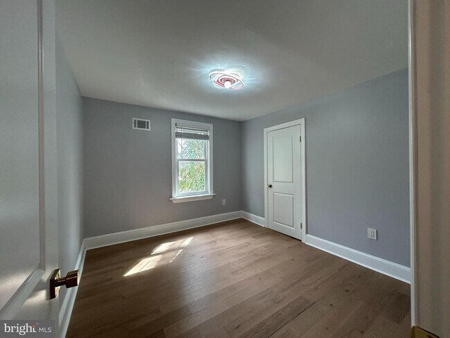 Building Photo - 5 Locust St