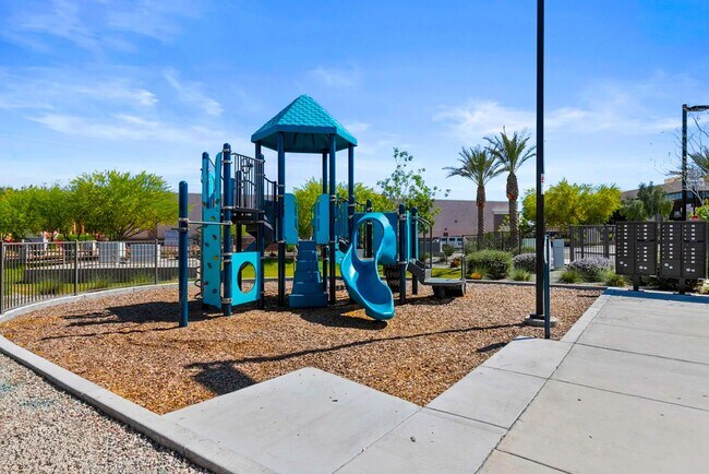 Building Photo - Stylish 2-bedroom, 2.5 bathroom townhouse in a desirable Phoenix location!