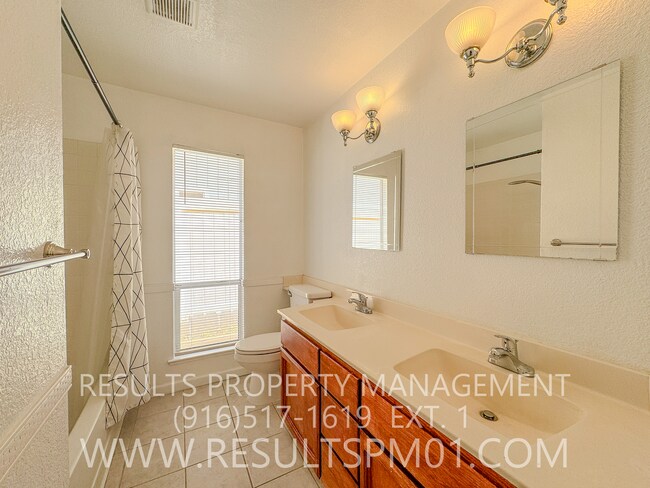 Building Photo - Spacious 4 Bedroom on corner lot
