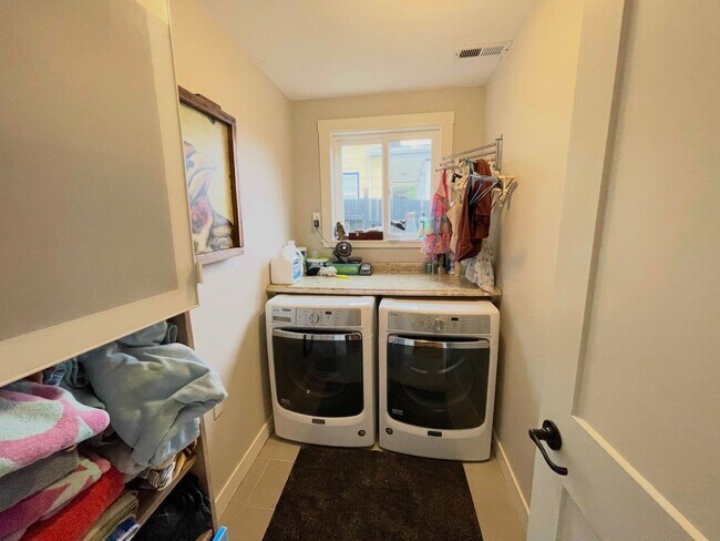 Building Photo - Spacious Corner-Lot Home 4 bed 3 bath – Green Lake, Seattle, WA