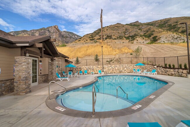 Building Photo - Beautiful 4 bed 3.5 bath townhome in Aspen...
