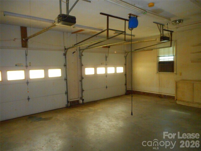 Building Photo - 733 Catawba Cir N