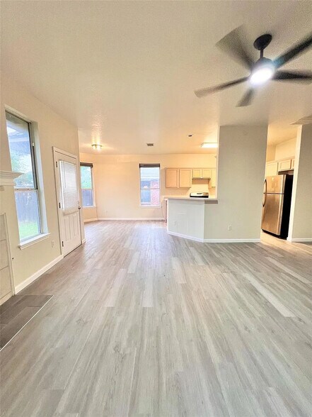 Building Photo - Room in House on Amy Francis St
