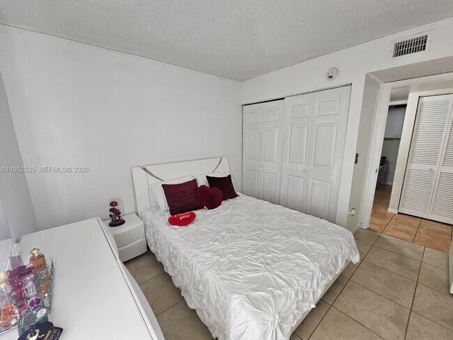 Building Photo - 6235 SW Kendale Lakes Cir