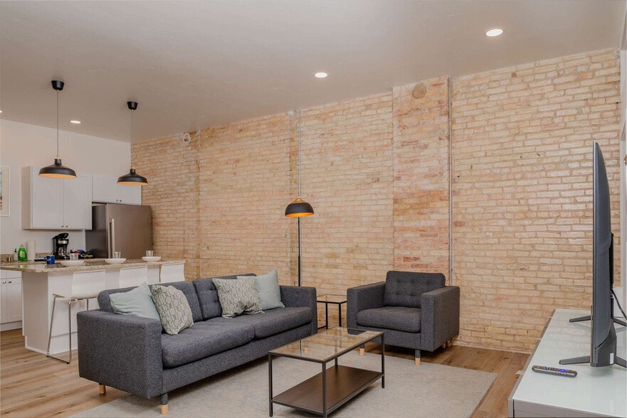 Primary Photo - 125 W Wisconsin Ave