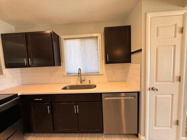 Building Photo - Spacious Twin Lakes Gem!!!