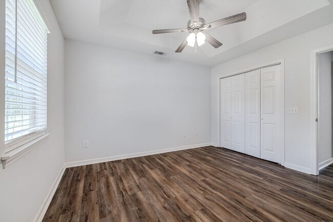 Building Photo - Updated 3BR Home with Fenced Yard in the H...