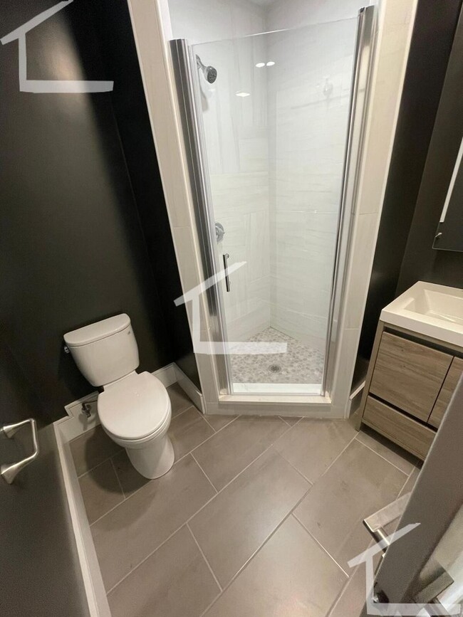 Building Photo - Huge 3 bed in Washington square