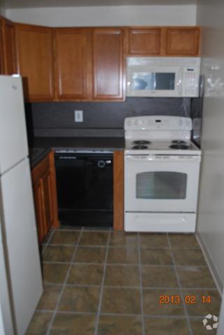 Kitchen - HOLLY GARDEN APARTMENTS