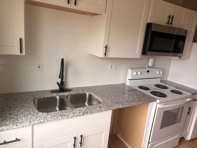 Building Photo - Newly Updated 2-Bedroom, 1 bath | Modern Finishes | $1,250/Month