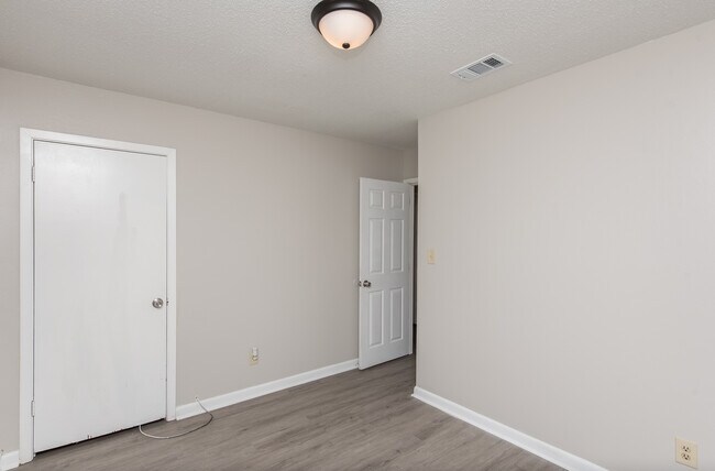 Building Photo - 6404 Dunbar Rd
