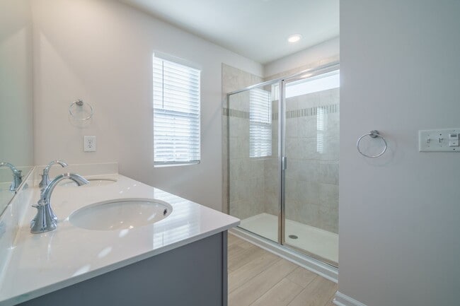 Building Photo - Almost New End Unit Townhome in desirable Chateau community