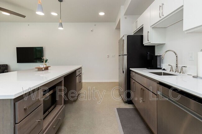 Building Photo - 315 5th St