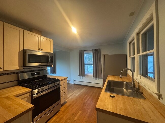 Primary Photo - Beautiful Single Family Home in Quiet Neig...