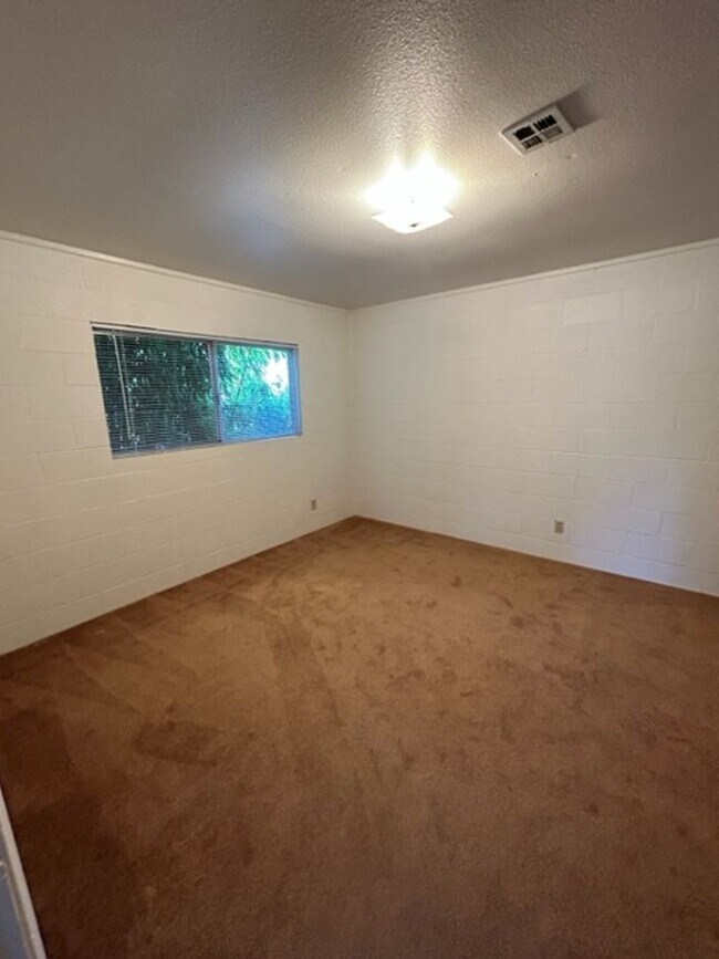 Building Photo - Unique Apartment for Rent in Cottage Grove - Water and Garbage included.
