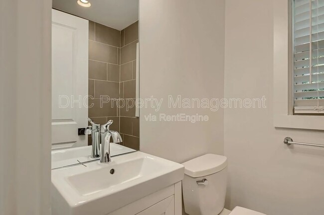 Building Photo - 406 S Columbia Dr