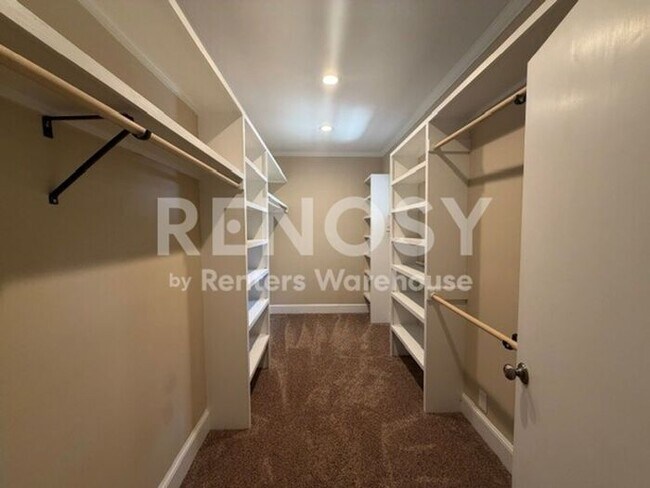 Building Photo - Charming Estate home on almost 2 acres with Duke University Setting
