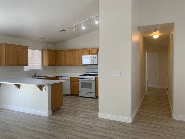 Building Photo - Single Story 3 Bedroom Home for Rent