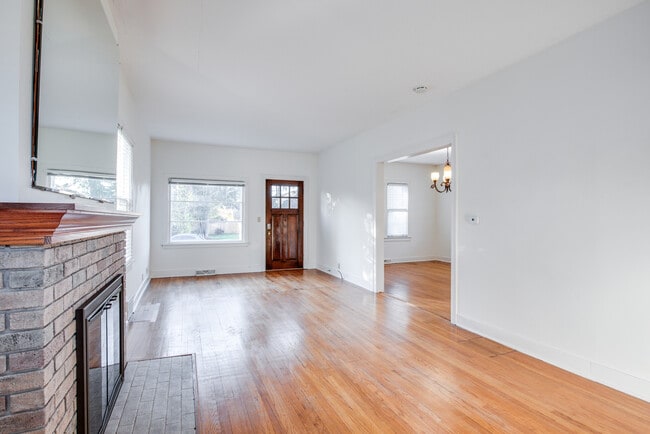 Building Photo - 826 N Center St