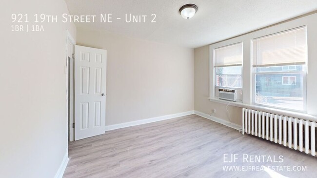 Building Photo - THREE Newly Renovated One Bedroom Apartmen...