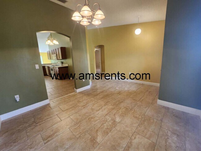 Building Photo - Large 4/2 Home With 2 Car Garage In Poinciana