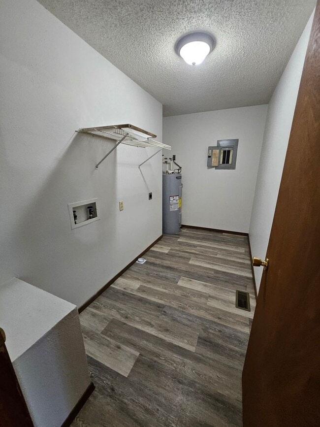 Building Photo - 3 Bedroom, 1 Bath House in Cute Neighborhood!