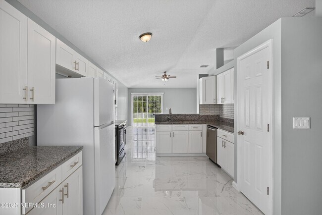 Building Photo - 490 Hillside Dr