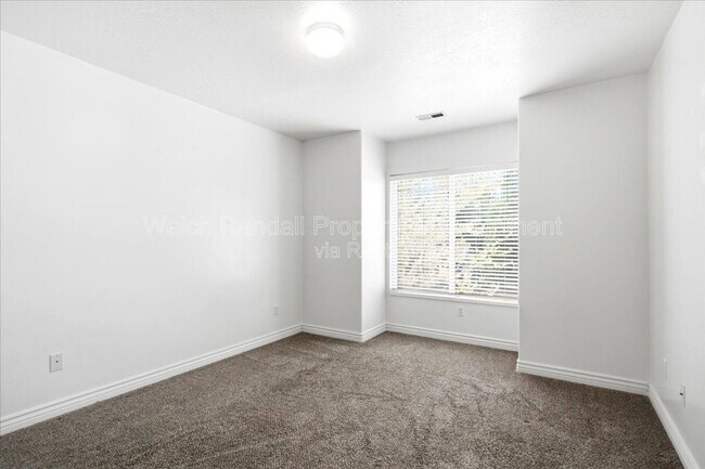 Building Photo - 672 E Clearwater Dr N