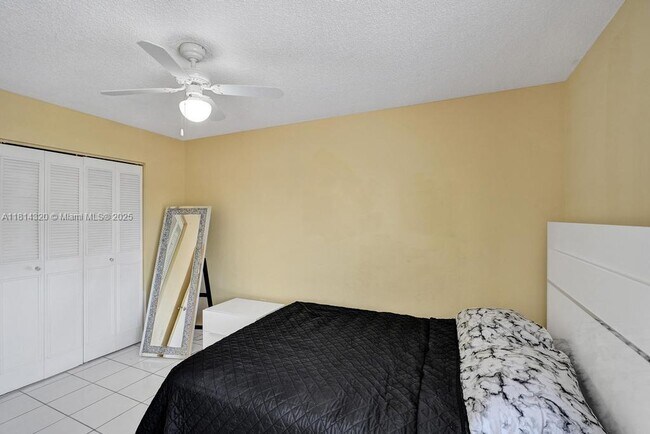 Building Photo - 10804 N Kendall Dr