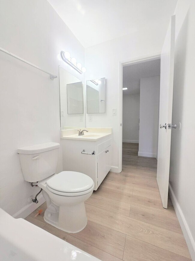 Building Photo - Welcome home! 2bd/2ba unit with parking. Master bedroom with en-suite bathroom!