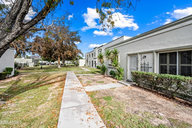 Building Photo - 5945 E Thomas Rd