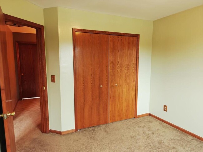 Building Photo - 43782 Nowland Dr