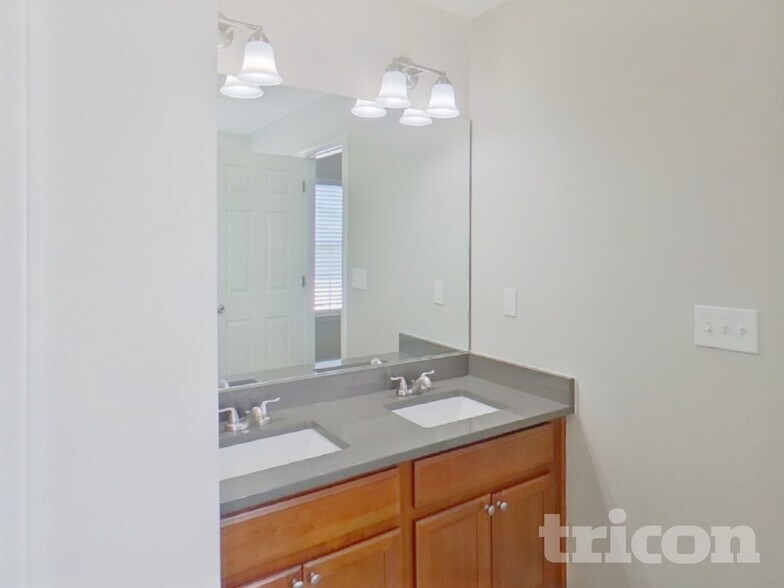 Building Photo - 1001 Southridge Dr