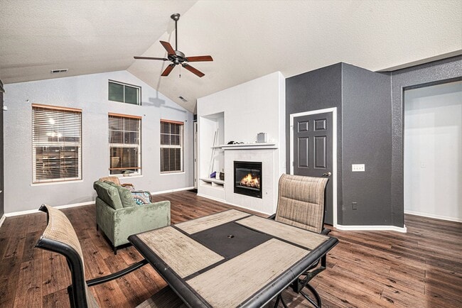 Building Photo - Single room for rent in the heart of Heather Ridge