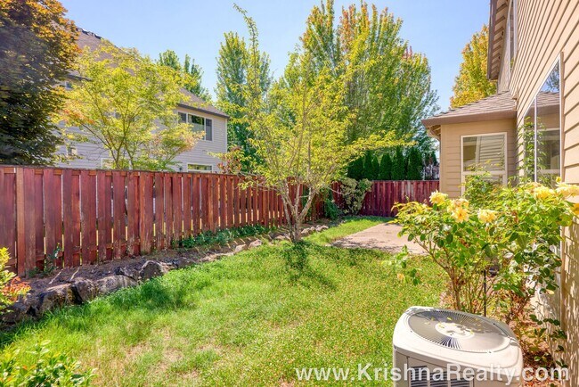 Building Photo - Beautiful 3 Bedroom | 2.5 Bathroom Single Family Home | 1 large bonus room | Located In Quiet Cas...