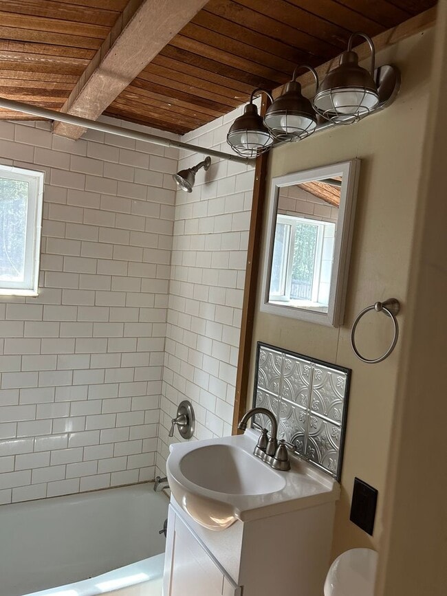 Building Photo - Cozy Cabin Close to Sunriver