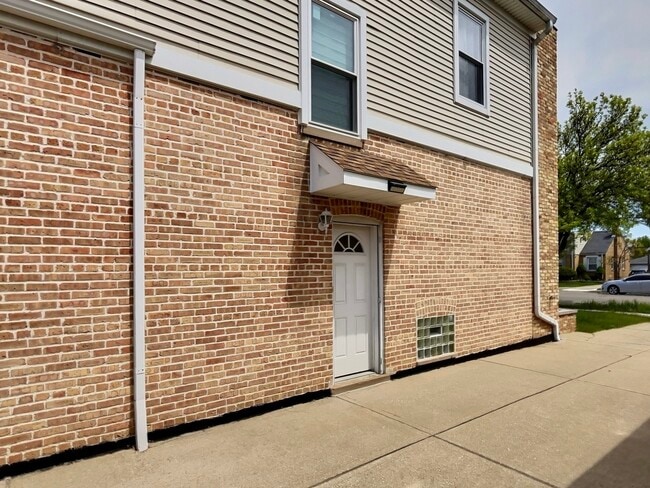 Building Photo - 4908 N Nagle Ave