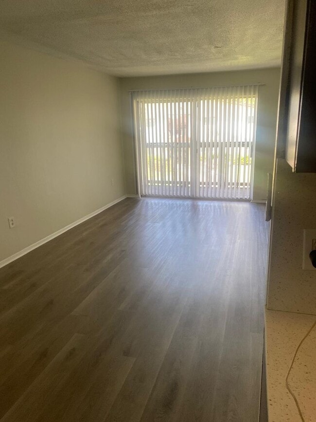 Building Photo - ? Beautiful and move-in ready condo!