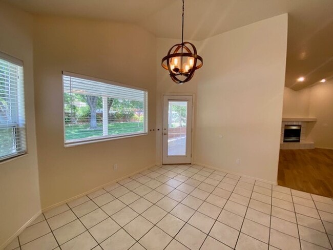 Building Photo - SPACIOUS HOME FOR RENT!