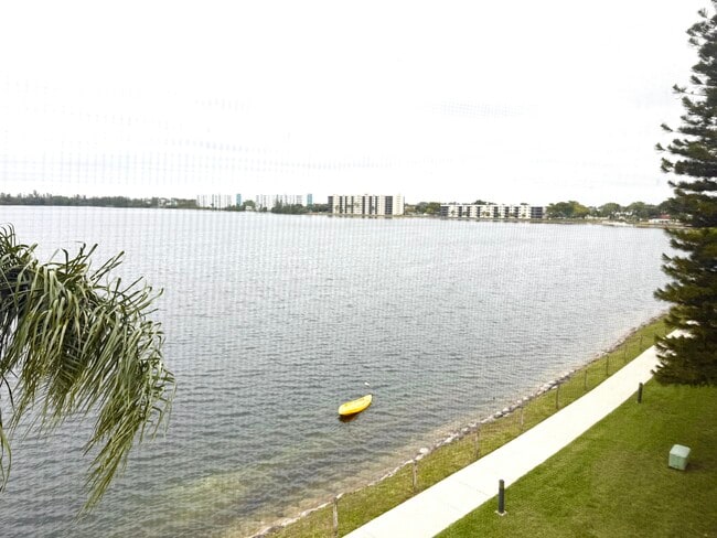 Building Photo - 111 Lake Emerald Dr