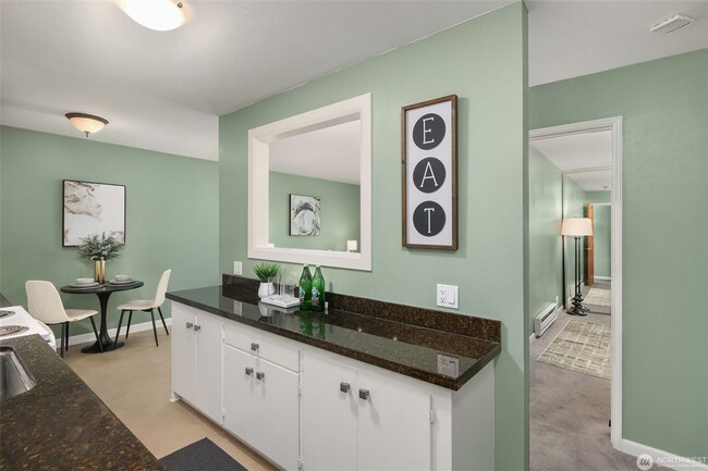 Building Photo - Top-Floor Downtown Bellevue Condo with Sunset Views