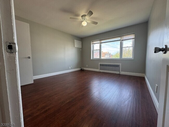 Building Photo - 12 E 10th St