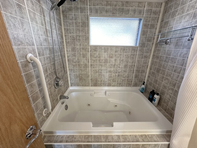 Jacuzzi Tub - 15385 Co Rd 306