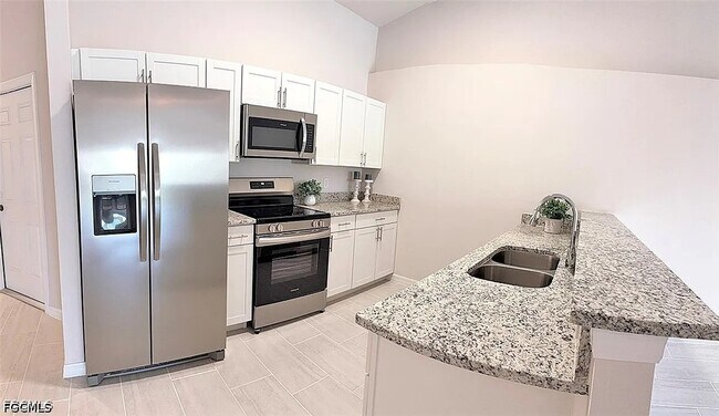 Building Photo - 2938 Santa Barbara Blvd S