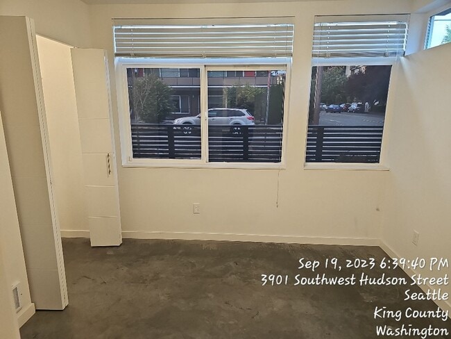 Building Photo - West Seattle townhome - 3 bedroom 3.5 bath...