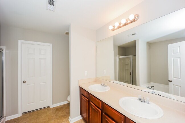 Building Photo - 2396 Camden Oak Way