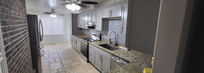 Building Photo - Home on Corner lot in Wood Valley