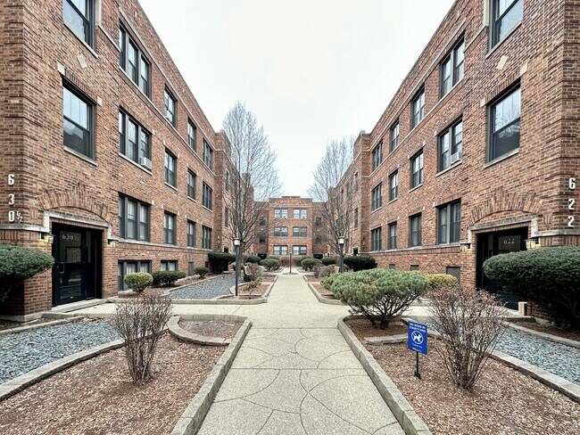 Building Photo - 633 W Cornelia