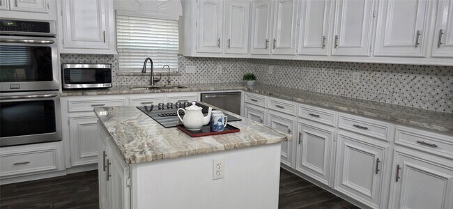 Building Photo - 1214 W Forest Dr