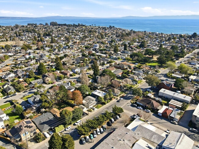 Building Photo - 820 Almar Ave